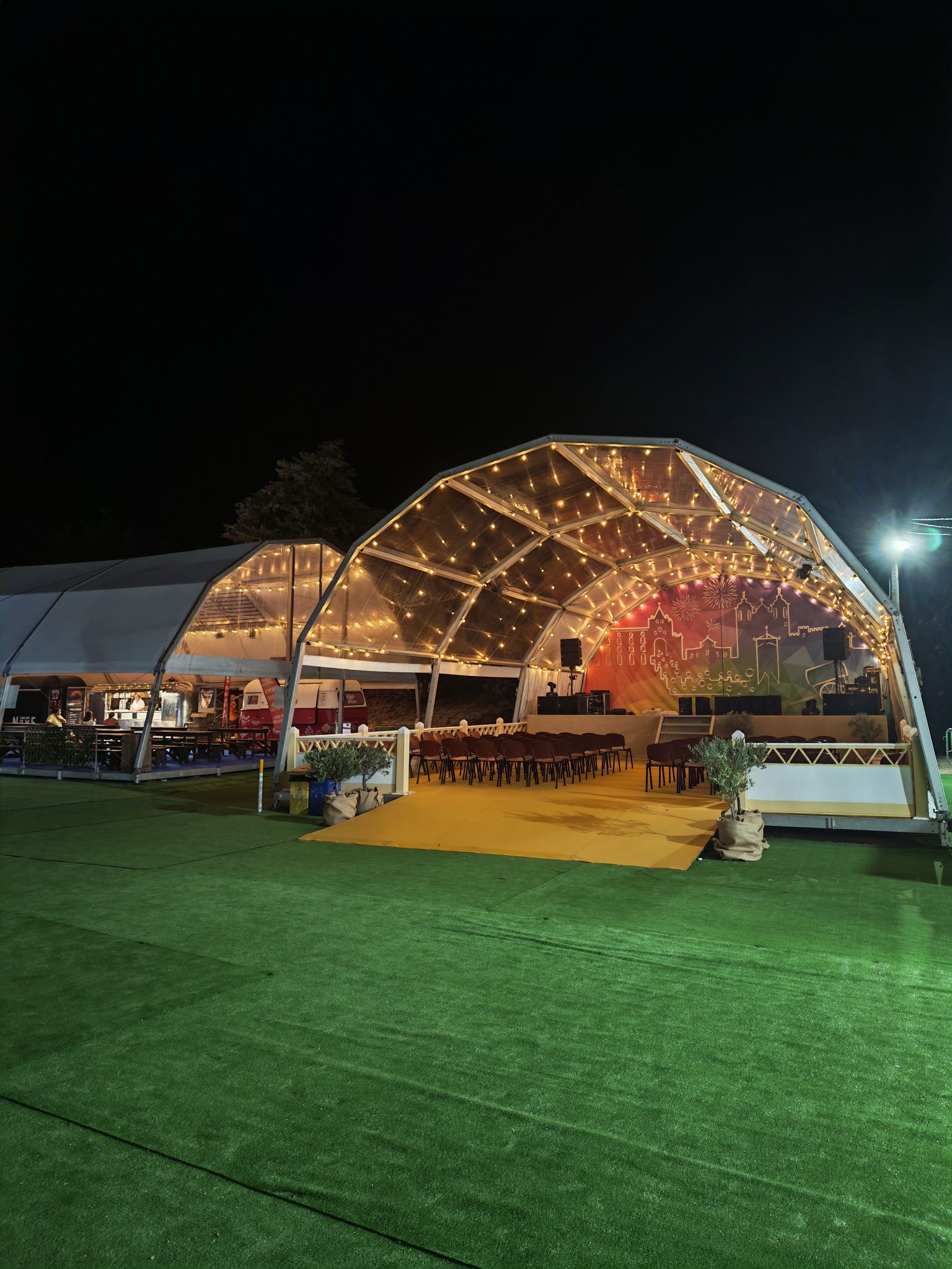 Estrutura iluminada criada à medida para um evento